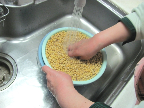 大豆の水洗い